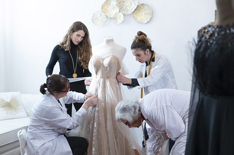 La giovane stilista Sofia Provera Sposa al lavoro con il suo staff di sarte e ricamatrici 