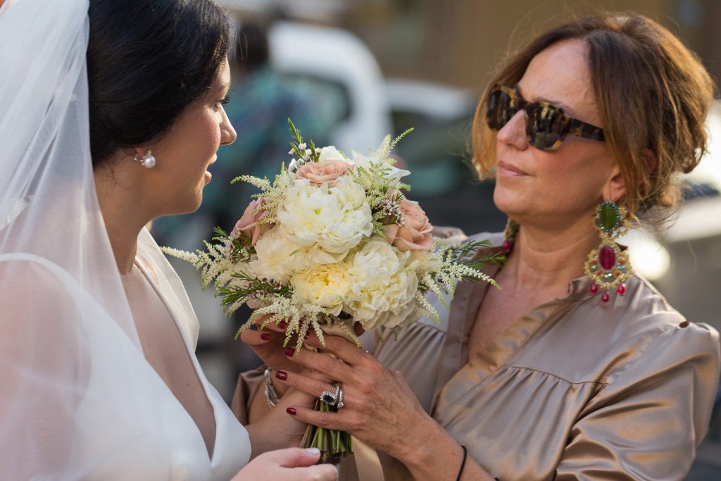 In questa foto la wedding planner Antonella Candido aiuta una sposa con il suo bouquet