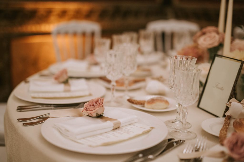 In questa foto una mise en place romantica nei toni del rosa