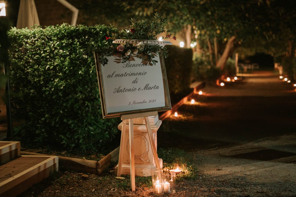 In questa foto l'ingresso di Villa Airoldi con un quadro posto su un treppiedi che riporta i nomi degli sposi