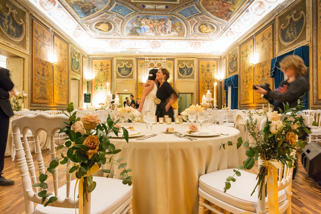In questa foto la wedding planner Antonella Candido abbraccia la sposa nella sala di Villa Airoldi addobbata per il matrimonio prima del ricevimento