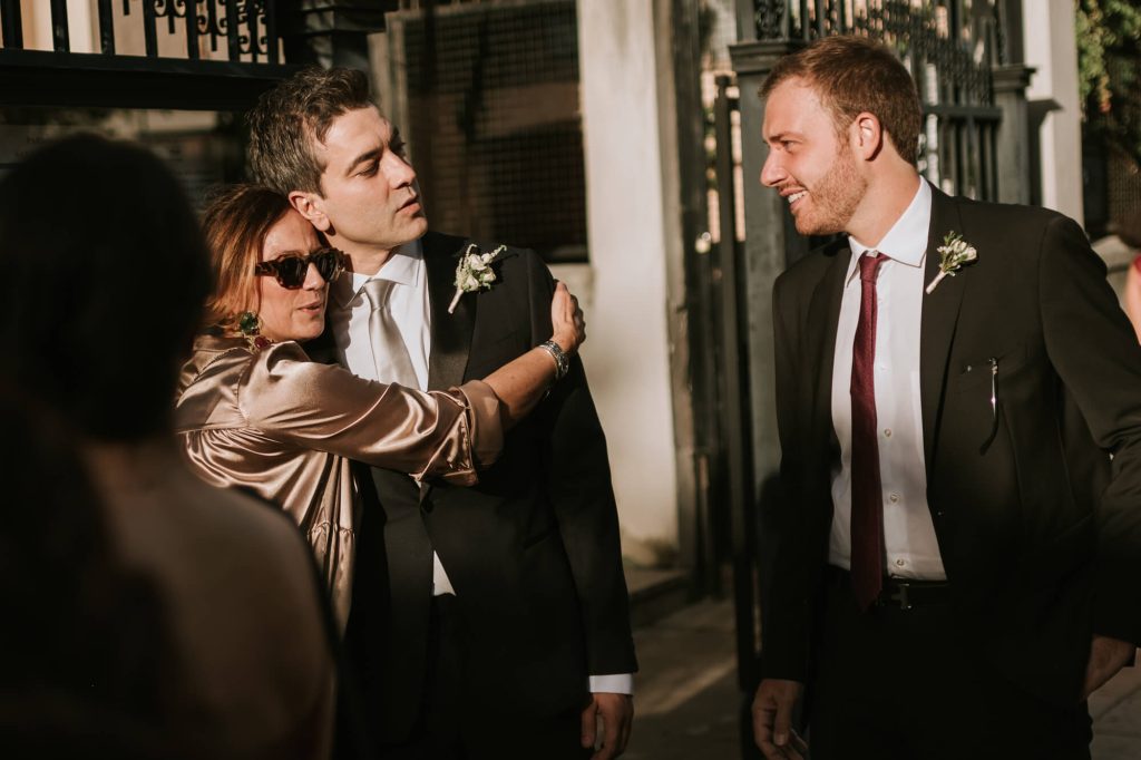 In questa foto la wedding planner Antonella Candido abbraccia lo sposo 