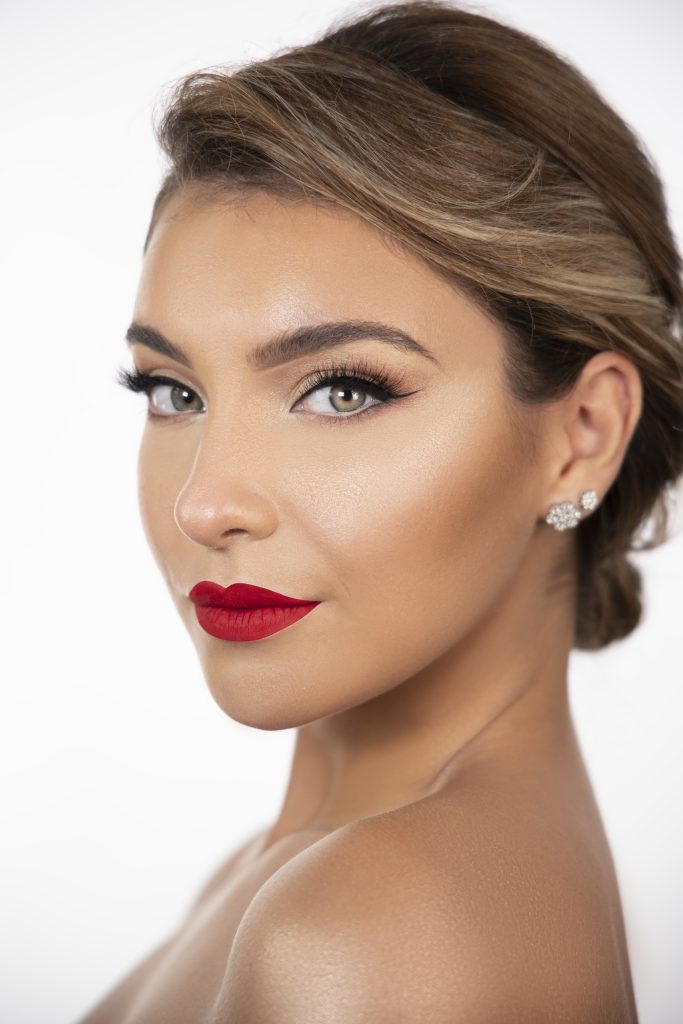 In questa foto un trucco sposa romantico realizzato dal Make up artist Orazio Tomarchio su una modella bionda con rossetto rosso matte e eyeliner nero