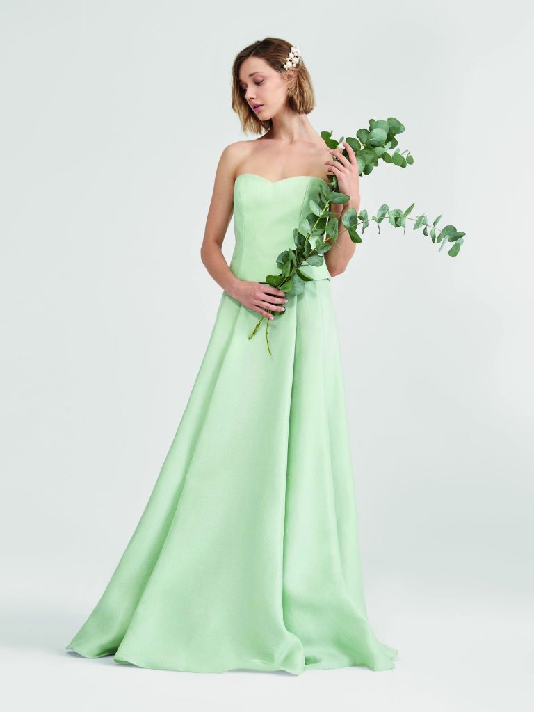 In questa immagine un abito verde di Max Mara, trend sposa 