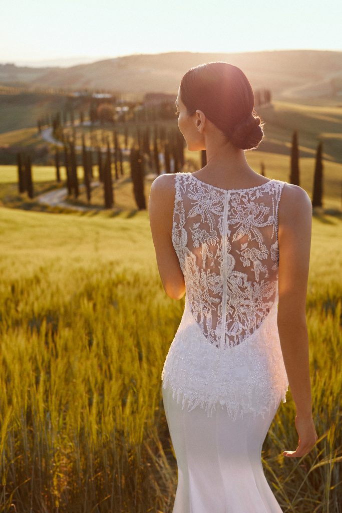 In questa immagine un abito con schiena in mostra di Atelier Emé, tra i trend sposa
