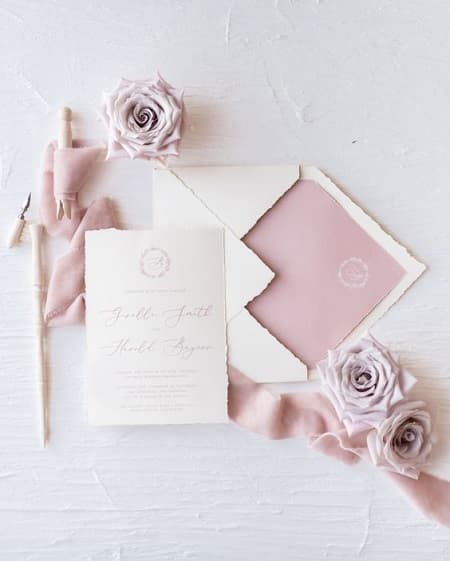 Nell'immagine, partecipazioni matrimonio eleganti colore bianco antico con testi e liner colore rosa antico