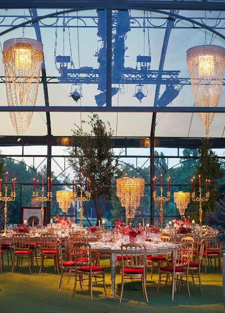 In questa foto l'interno della serra Greenhouse La Fenice Garden di Privitera decorata per un evento