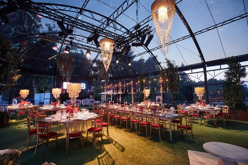 In questa foto l'interno della serra Greenhouse La Fenice Garden di Privitera decorato per un evento