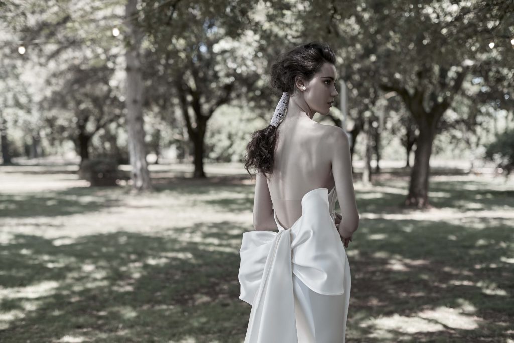 In questa immagine un abito con fiocco sulla schiena di Luisa Sposa, tra i trend sposa 2022