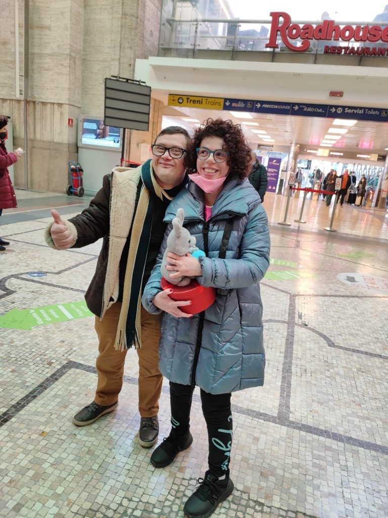 In questa foto, Luca e Maria Pia durante il loro incontro a Milano 