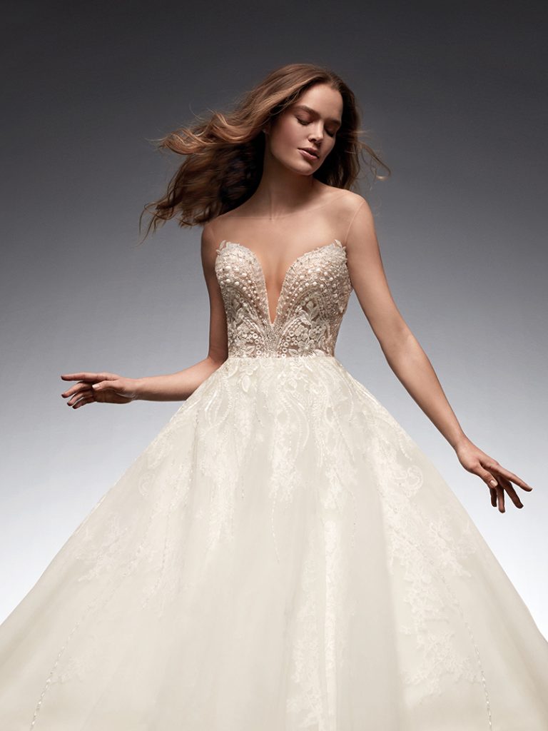 In questa immagine un abito con bustier di Nicole, tra i trend sposa