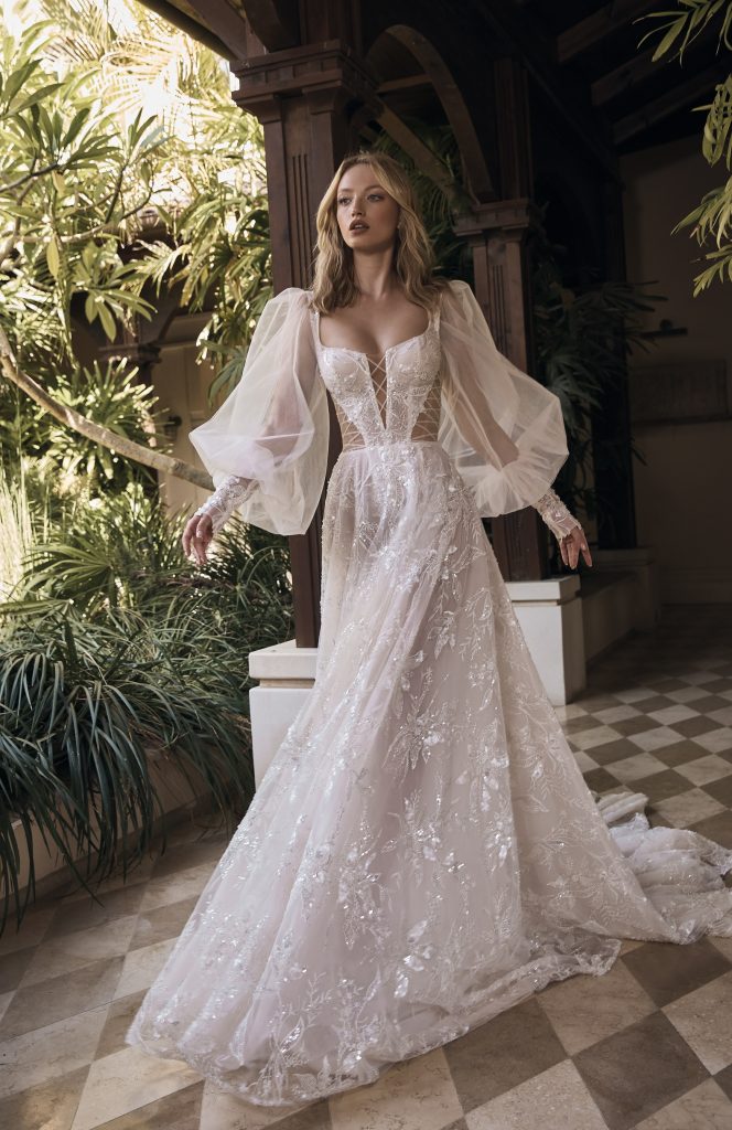 In questa immagine un abito con maniche balloon di Galia Lahav, tra le tendenze sposa 2022