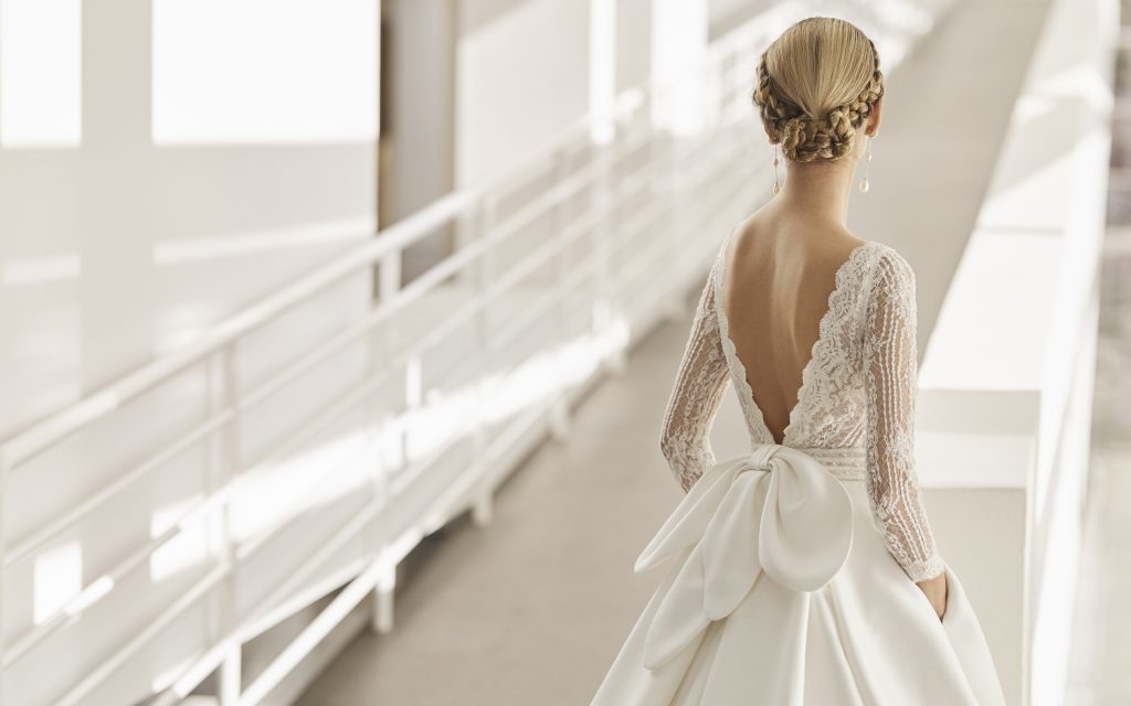 In questa immagine un abito con fiocco sulla schiena di Rosa Clarà, tra i trend sposa 2022