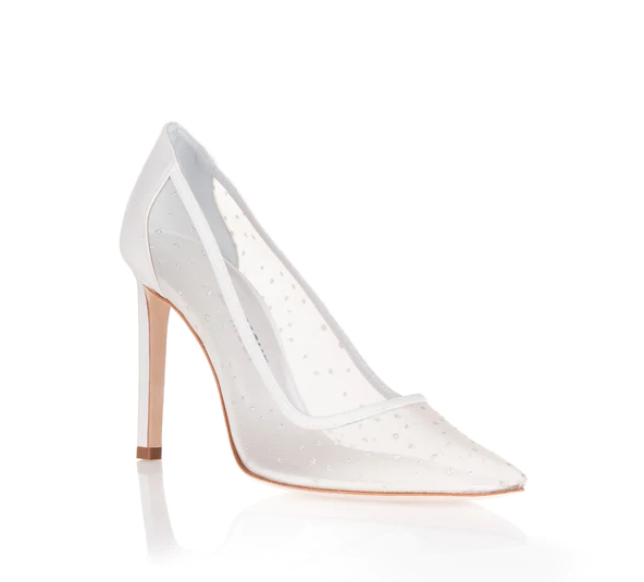 In questa foto una scarpa décolleté bianca con lavorazione plumetis; il tacco è alto. Il modello è del marchio MissUp, per la collezione scarpe sposa 2022 