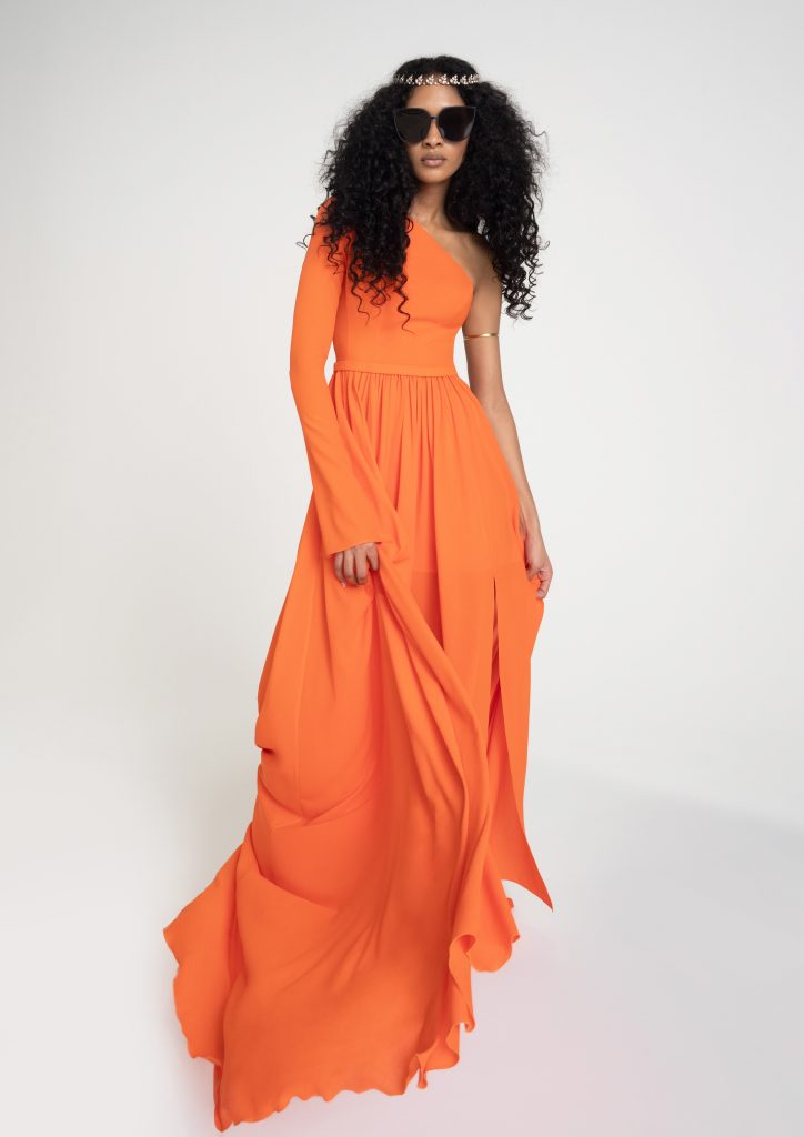 Linee morbide per questo abito in arancio firmato da Vera Wang