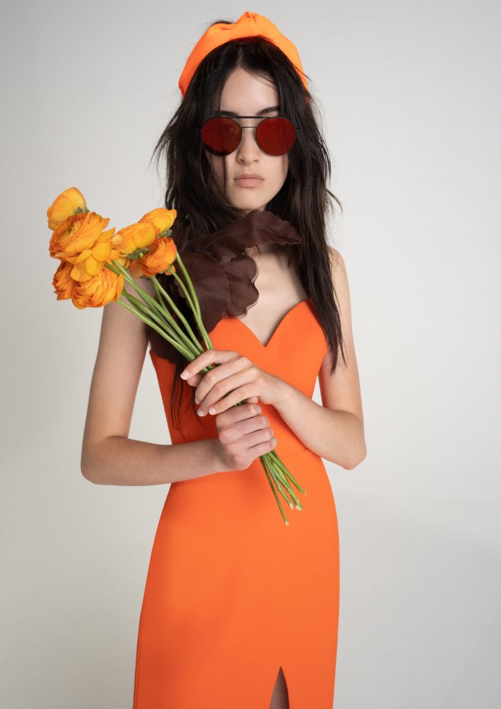 Scollo a cuore e toni arancio per questo bellissimo abito della collezione Bridesmaids firmata da Vera Wang 