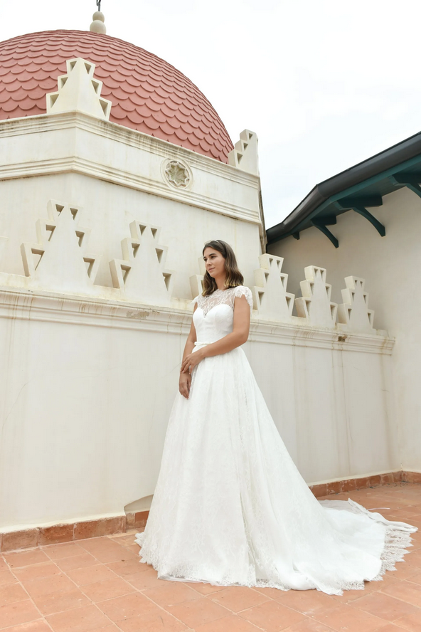 In questa immagine un abito da sposa  della collezione 2022 di Benedetta Laboratorio Moda