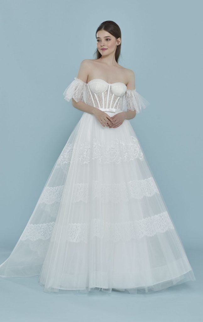 In questa immagine un abito da sposa della collezione 2022 di Blumarine