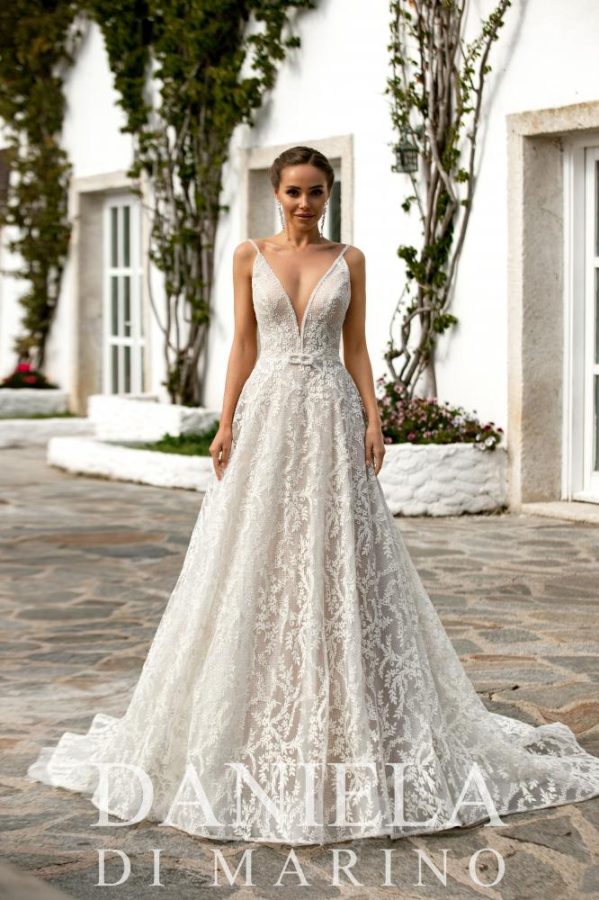 In questa immagine un modello della collezione sposa di Daniela Di Marino che fa parte degli abiti da sposa 2022 più belli