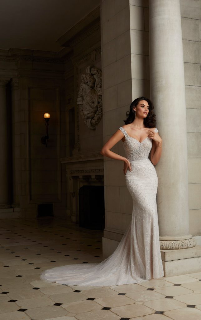 In questa immagine un modello con decorazioni preziose di Madeline Gardner che fa parte degli abiti da sposa 2022 più belli  