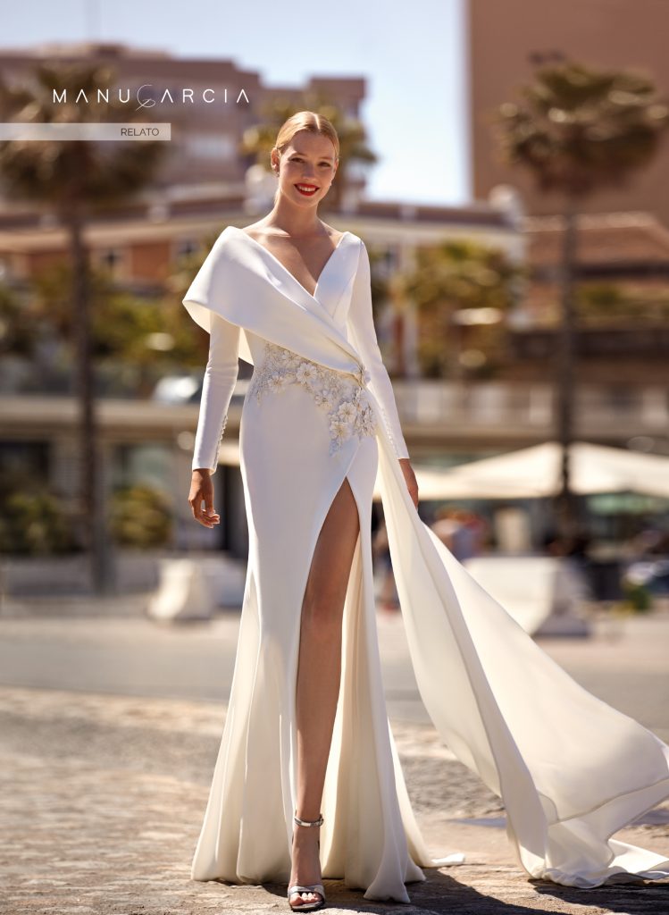 In questa immagine un modello con maniche lunghe della collezione sposa 2022 di Manu Garcia