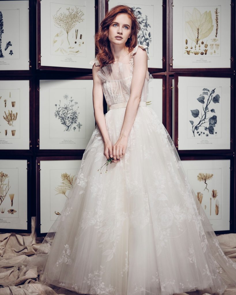 In questa immagine un modello della collezione sposa di Marco y Maria che fa parte degli abiti da sposa 2022 più belli