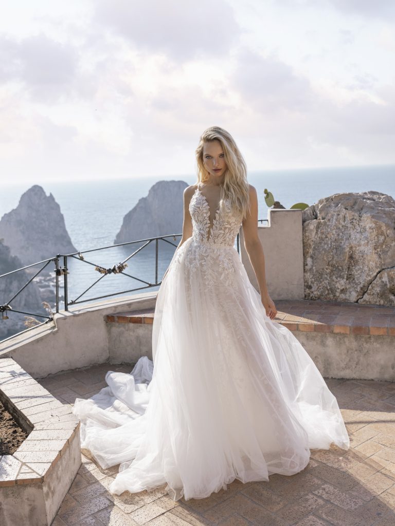 In questa immagine un modello di Michela Ferriero che fa parte degli abiti da sposa 2022 più belli  