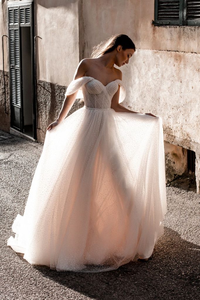 In questa immagine un modello prezioso di Abella che fa parte degli abiti da sposa 2022 più belli  