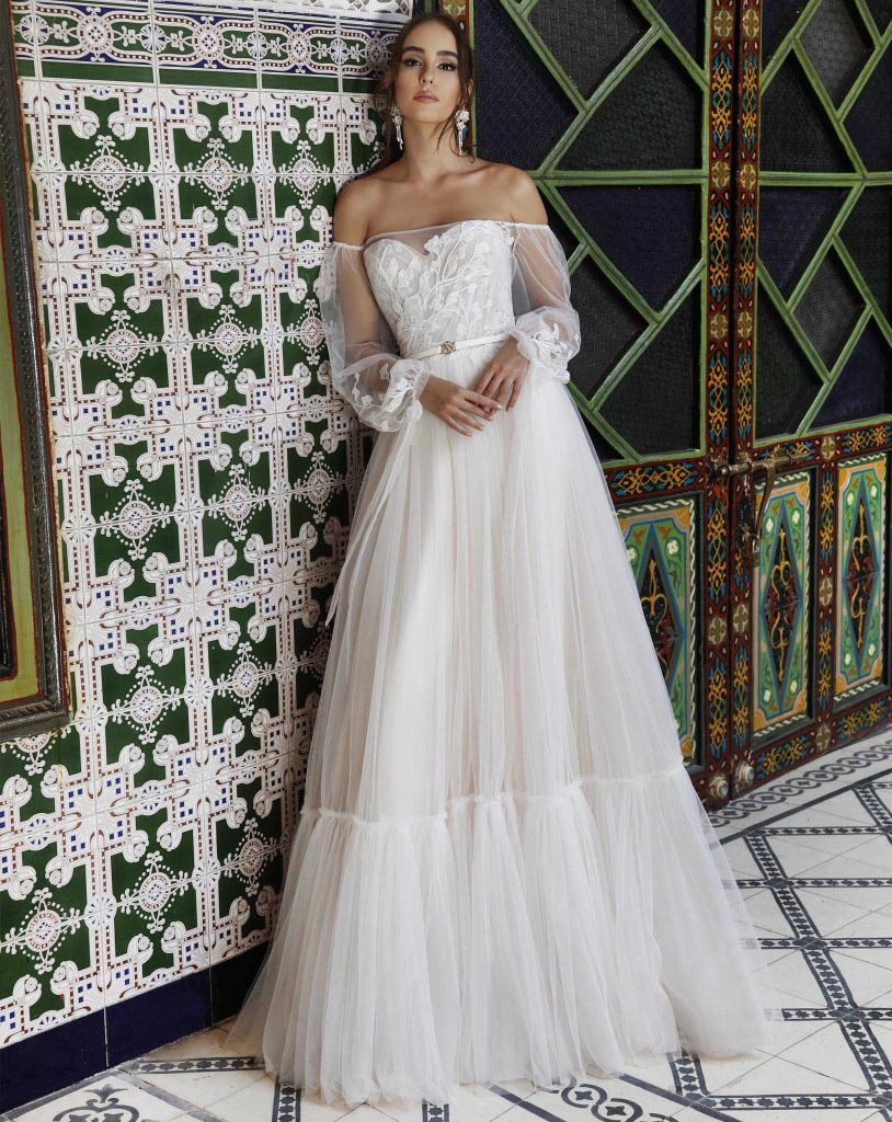 In questa immagine un modello prezioso Agnieszka Swiatly che fa parte degli abiti da sposa 2022 più belli  