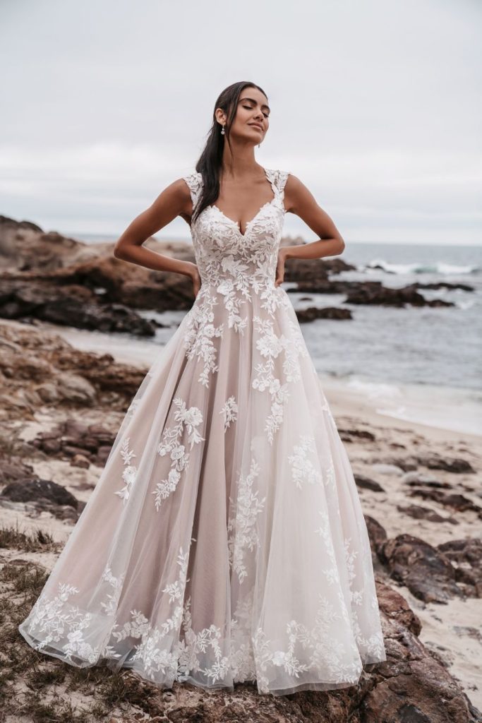 In questa immagine un modello di Allure Bridal che fa parte degli abiti da sposa 2022 più belli  