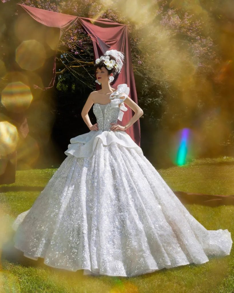 In questa immagine un modello di Amelia Casablanca che fa parte degli abiti da sposa 2022 più belli  