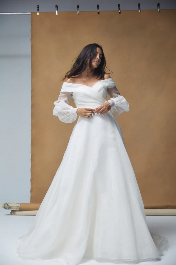 In questa immagine un modello di Amsale che fa parte degli abiti da sposa 2022 più belli  