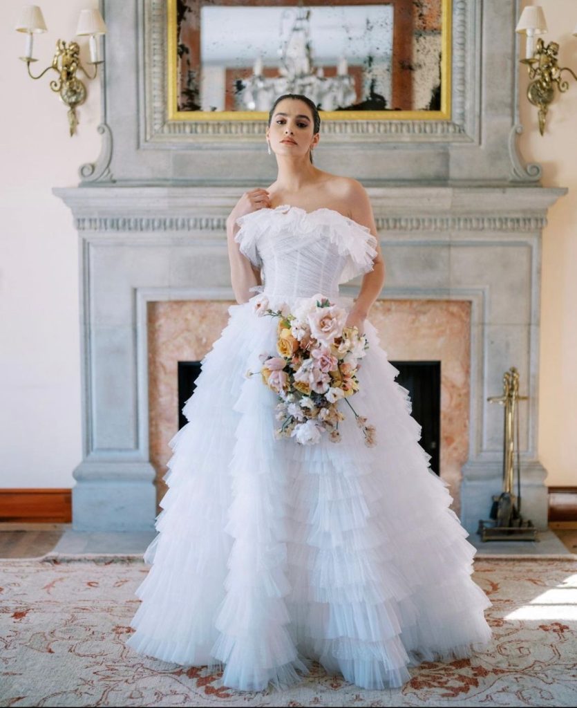 In questa immagine un modello di Anne Barge che fa parte degli abiti da sposa 2022 più belli  