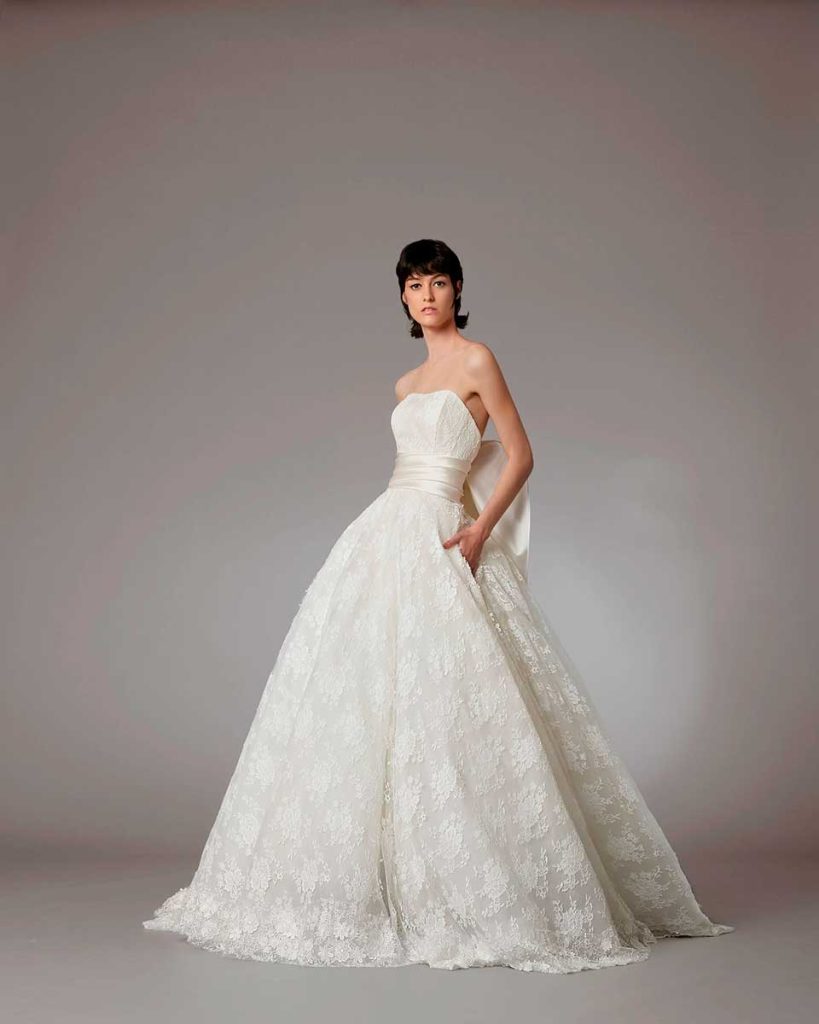 In questa immagine un abito da sposa con gonna decorata della collezione 2022 di Antonio Riva