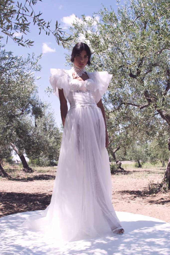 In questa immagine un abito da sposa  della collezione 2022 di Carmine Tortorella