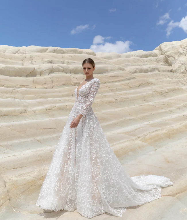 In questa immagine un modello con decorazioni in 3D della collezione sposa 2022 di Claudio Di Mari 