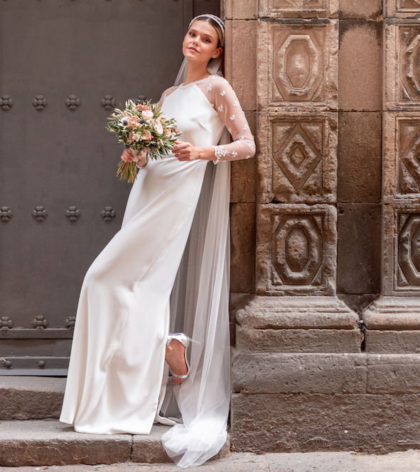 In questa immagine un modello di Cristina Tamborero che fa parte degli abiti da sposa 2022 più belli  