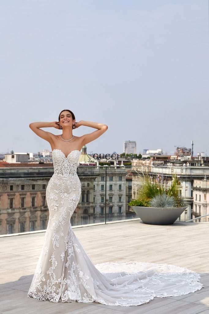 In questa immagine un abito da sposa a sirena di Demetrios della collezione 2022