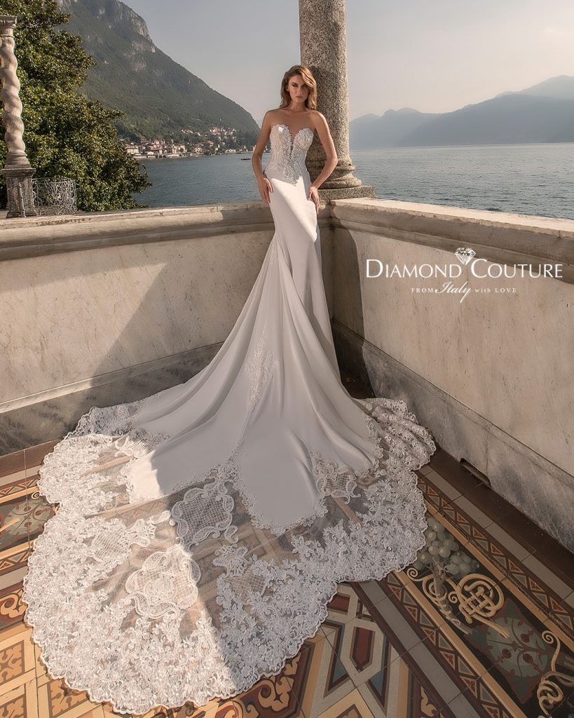 In questa immagine un abito da sposa a sirena della collezione 2022 di Diamond Couture 2022