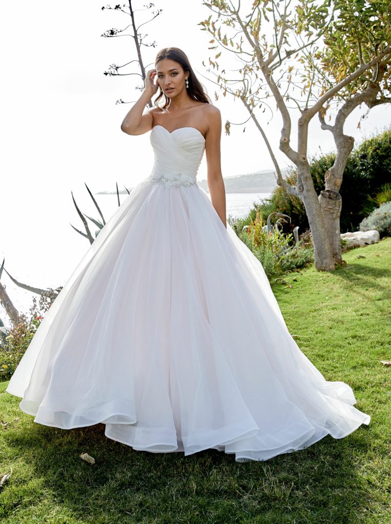 In questa immagine un modello della collezione sposa di Diane Le Grand Bridal che fa parte degli abiti da sposa 2022 più belli