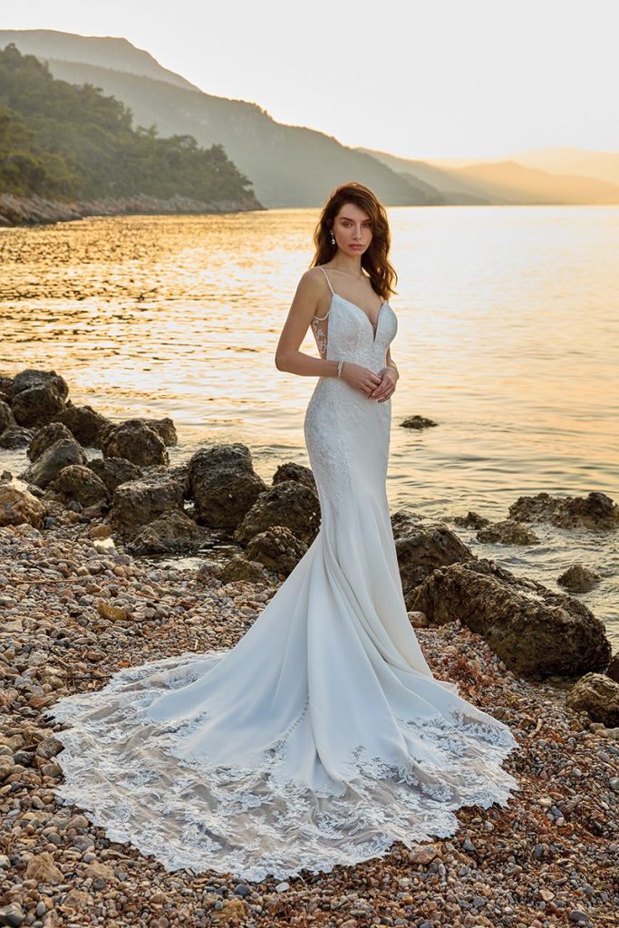 In questa immagine un modello a sirena della collezione sposa 2022 di Eddy K