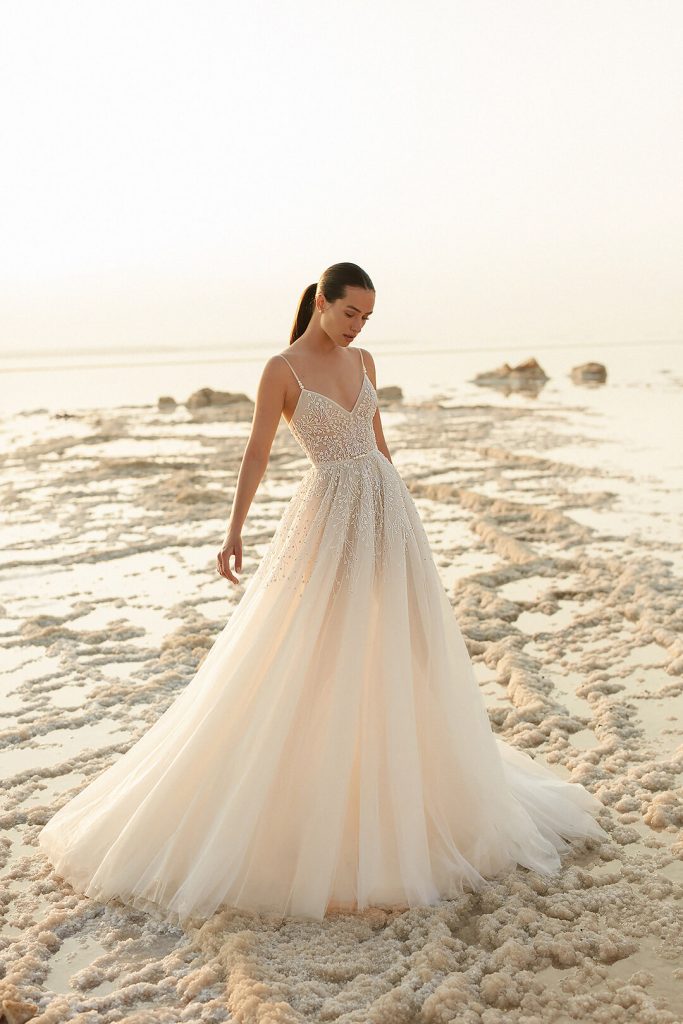 In questa immagine un modello prezioso Eise Stein che fa parte degli abiti da sposa 2022 più belli  