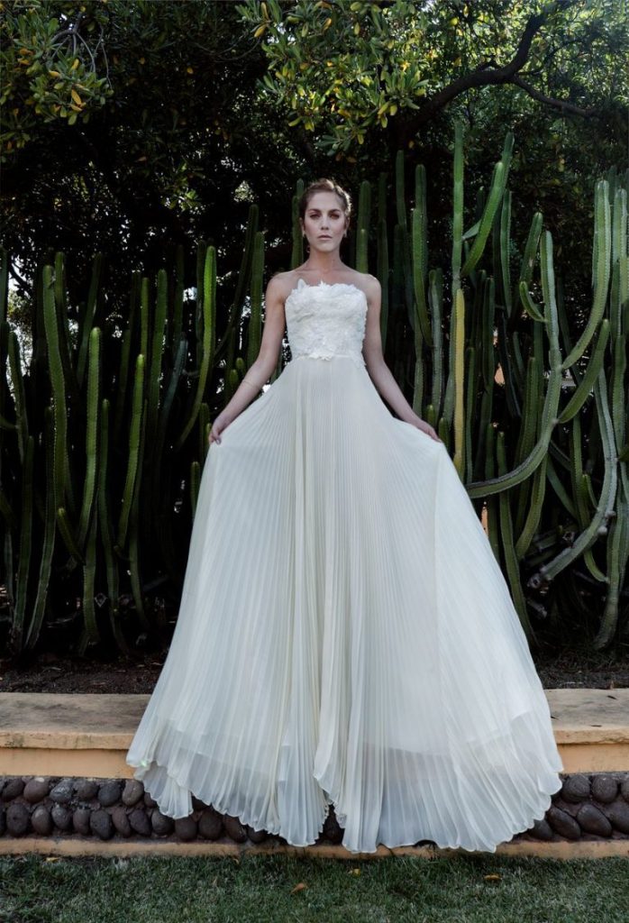 In questa immagine un modello della collezione sposa di Elisabetta Delogu che fa parte degli abiti da sposa 2022 più belli