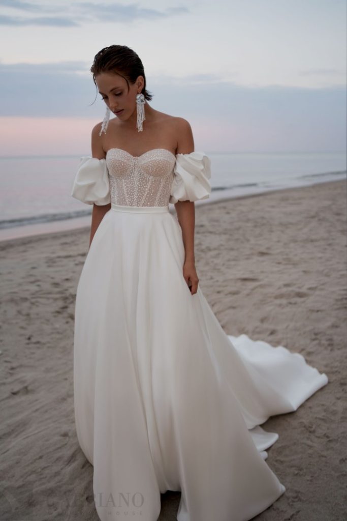 In questa immagine un modello con corpetto prezioso di Gabbiano che fa parte degli abiti da sposa 2022 più belli  
