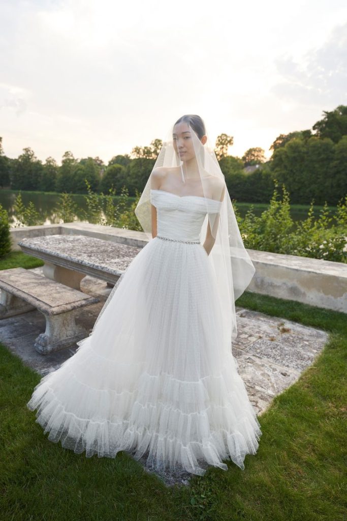 In questa immagine un modello della collezione sposa di Giambattista Valli che fa parte degli abiti da sposa 2022 più belli