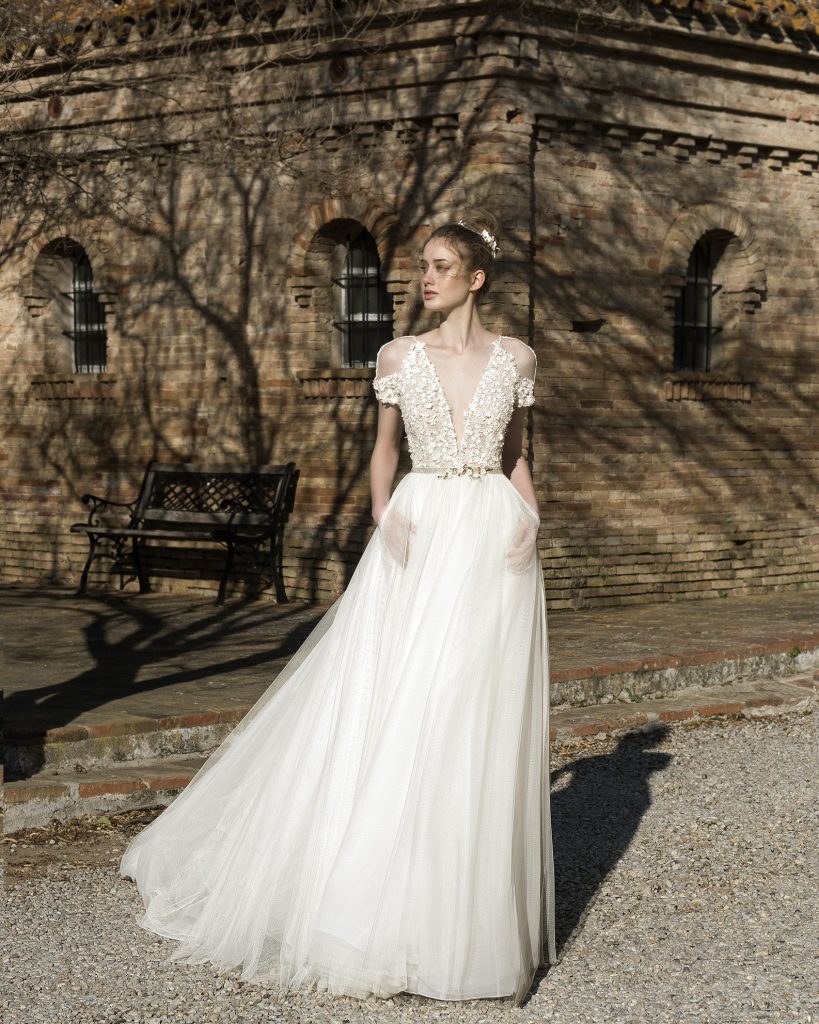 In questa foto una modella indossa un abito da sposa Immaculada garcia 2022