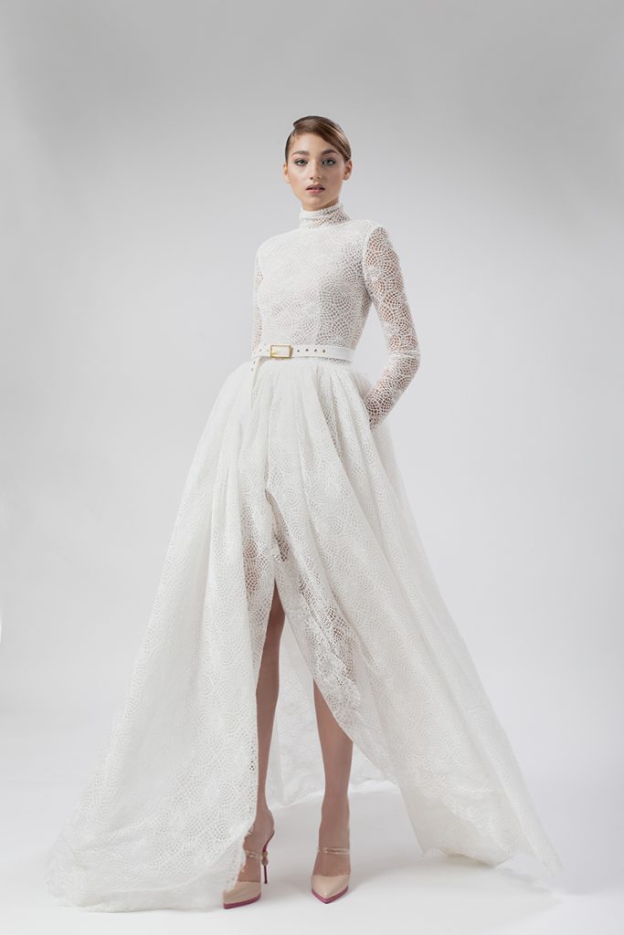In questa immagine un abito da sposa della collezione 2022 di Isabel Zapardiez