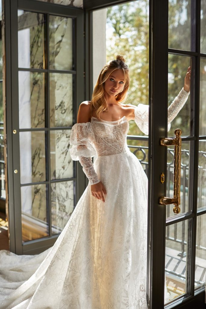 In questa immagine un abito da sposa in pizzo della collezione 2022 di Katy Corsto