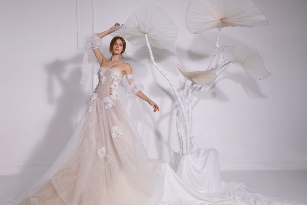 In questa immagine un abito da sposa della collezione 2022 di Leonie Bridal