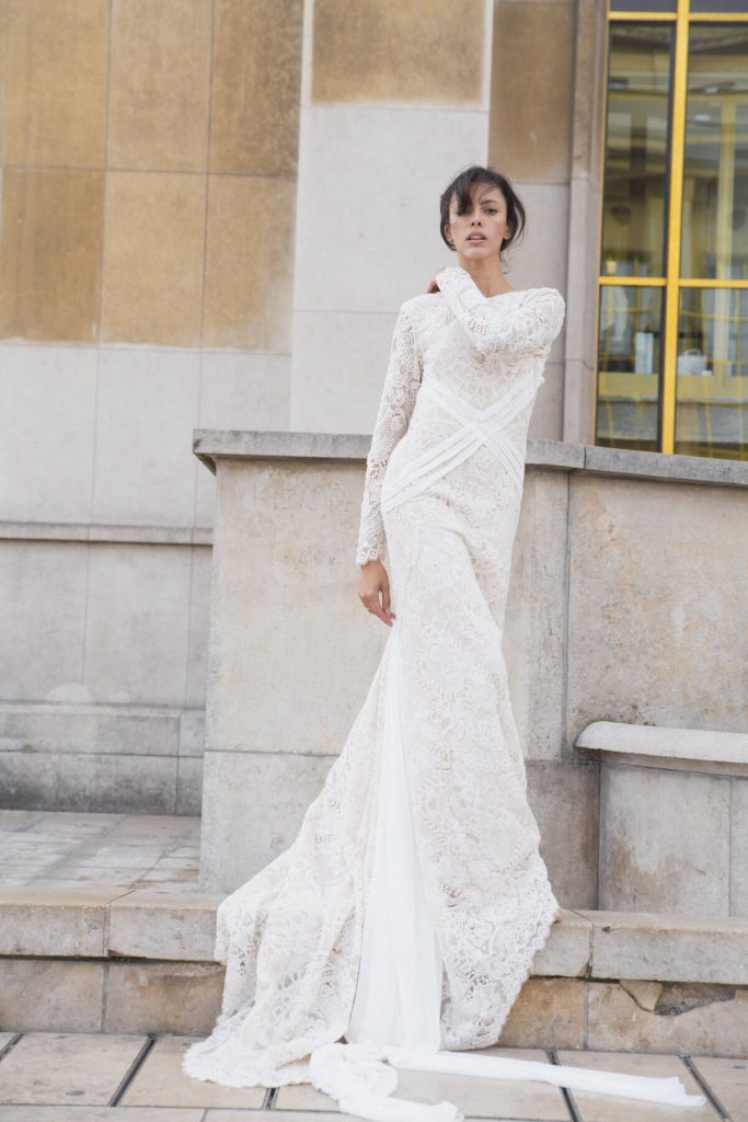 In questa immagine un modello in pizzo di Lorena Panea che fa parte degli abiti da sposa 2022 più belli